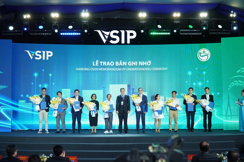 Trao 10 bản ghi nhớ đầu tư vào KCN VSIP Cần Thơ, tổng vốn hơn 142 triệu USD